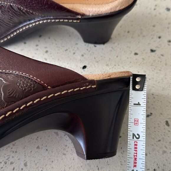 Sofft Women's Size 8.5 Brown Leather Clogs Mules Floral Tooled Slip On Shoes EUC - Picture 7 of 12